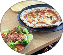 ピザとサラダ